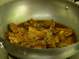 10、啤酒鸭,盖上盖子,大火烧开后,小火煮40分钟