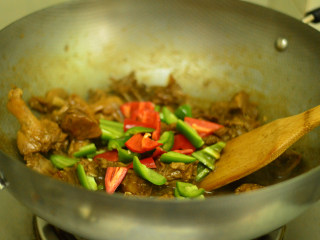 11、啤酒鸭,最后调入盐,加入青红椒