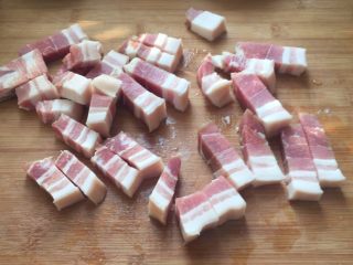 3、啤酒红烧肉,洗干净切成一厘米左右的小块