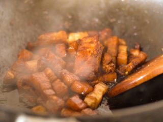 7、啤酒红烧肉,翻炒上色后