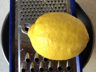 1、柠檬味小蛋糕,柠檬用盐搓洗干净，拿板擦擦出柠檬的黄色部分。