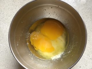3、柠檬味小蛋糕,打入鸡蛋