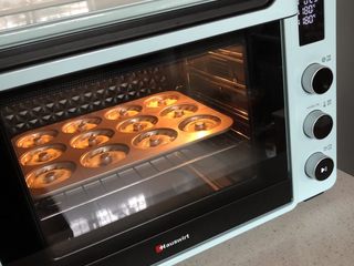 6、柠檬味小蛋糕,送入预热好的烤箱、中层、180度、烤12-15分左右！