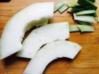 2、冬瓜蛋汤,冬瓜洗净去皮