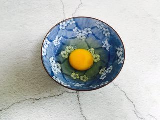 5、冬瓜蛋汤,鸡蛋打入碗里