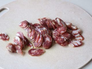 2、蒜苔炒腊肠,腊肠洗净切片；