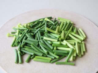 3、蒜苔炒腊肠,蒜苔洗净切段；