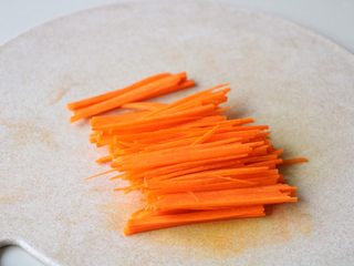 4、蒜苔炒腊肠,胡萝卜去皮，切丝；