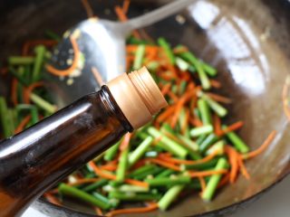 10、蒜苔炒腊肠,倒入生抽；