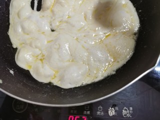 2、网红雪花酥,倒入棉花糖，快速搅拌，使棉花糖融化