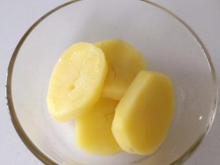 3、秋葵土豆饼,把蒸熟的土豆泥取出