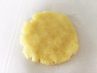 7、秋葵土豆饼,压扁,小芽做的厚度比较薄,大家可以做厚一点,后面比较好操作。