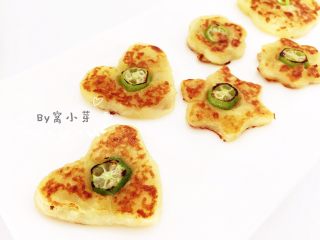 12、秋葵土豆饼,翻面后小火煎,之后反复翻面,直到两面金黄。