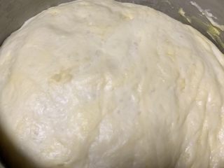 1、绵白糖餐包,和面揉出膜一次发酵