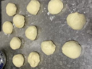 3、绵白糖餐包,揉圆 松弛15分钟