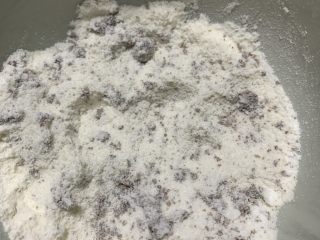 5、绵白糖餐包,馅料搅拌均匀后放入面皮中