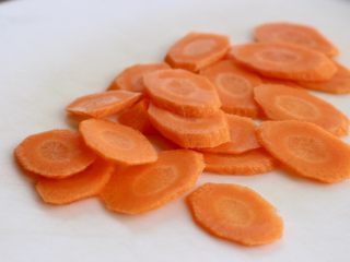 3、青椒炒肉,胡萝卜刨去外皮，切片