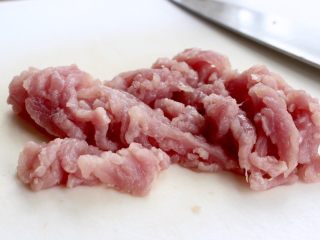 4、青椒炒肉,里脊肉切丝