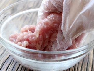 10、青椒炒肉,再抓匀，腌制15分钟以上