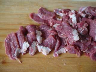 3、青蒜炒牛肉, 牛肉顶刀切硬币厚的片