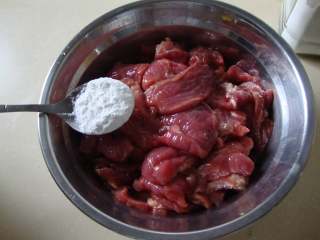 4、青蒜炒牛肉,加鸡蛋、盐抓匀，加淀粉抓匀备用