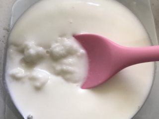 2、水果凉糕,加入50克凉粉,拌均匀。