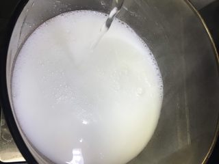 4、水果凉糕,沸水中加入糖融化后,倒入锅中搅拌。