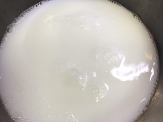 5、水果凉糕,锅中冒大泡后即可关火。(刚煮沸)