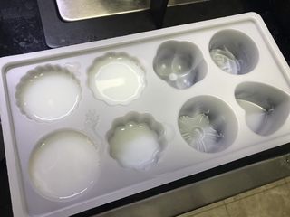 6、水果凉糕,倒入模具。