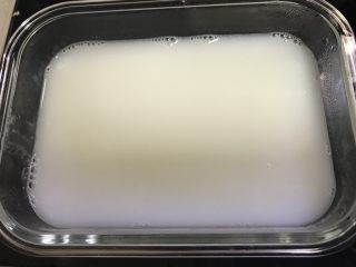 7、水果凉糕,倒入器具中冷却一会儿,最好是放冷水中会更快。捞去泡沫(泡沫冷却后会固定影响美观)