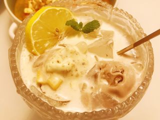 11、水果凉糕,不加牛奶就是透明的,透明的质地加入水果非常好看,可以搭配自制冰激凌,挤入柠檬汁,变成甜品。