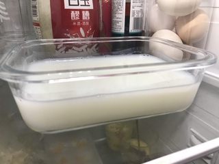 10、水果凉糕,冰箱冷藏(不冷冻)一会儿,冷却表面固定后就可以食用。