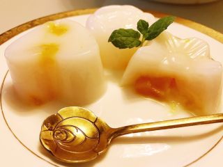 12、水果凉糕,加入牛奶口感顺滑,奶香和水果结合,很好吃。