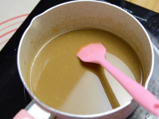 8、焦糖玛奇朵,倒入咖啡，搅匀。