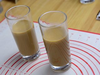 9、焦糖玛奇朵,装杯。