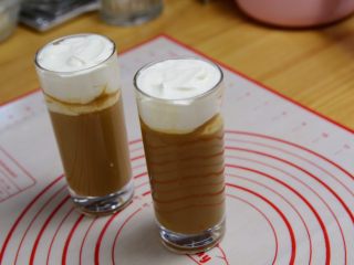 12、焦糖玛奇朵,装杯。