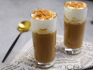 13、焦糖玛奇朵,撒上薄脆，淋上焦糖酱装饰。