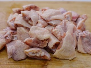 1、台式三杯鸡,鸡翅中对半斩断。