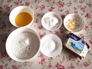 1、玻璃糖饼干,准备好所需要的食材