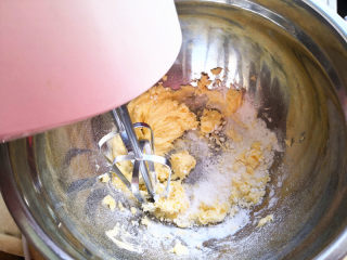 3、玻璃糖饼干,无盐黄油室温软化,软化后放入盆里加糖粉用电动打蛋器搅拌至黄油膨胀发白,