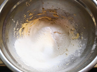 5、玻璃糖饼干,筛入低筋面分和玉米淀粉,