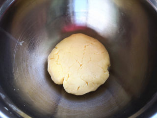 6、玻璃糖饼干,戴上一次性手套用手将其抓匀成团, 即无干粉状态,