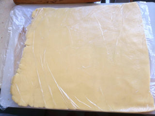 7、玻璃糖饼干,将面团放入保鲜袋用擀面杖将其擀成大的薄片,厚度在2mm左右,放入冰箱冷藏定型1小时左右,