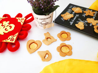 12、玻璃糖饼干,一次吃不完要密封保存,这样饼干才会酥脆好吃。