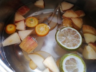 8、缤纷水果茶,放入金橘勺,文火煮2分钟,关火。