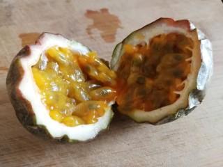 11、缤纷水果茶,百香果对切。