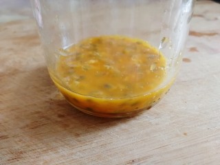 12、缤纷水果茶,准备一个干净杯子,挖出百香果肉。