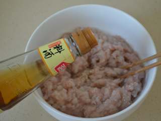 7、煎虾饼,少量料酒。