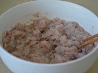 9、煎虾饼,一个方向搅拌均匀，静置十分钟，使其充分入味。