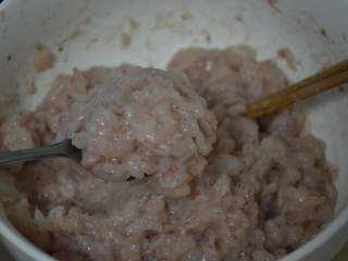 10、煎虾饼,平底锅倒入少许花生油，保持小火，油微热，用勺子挖取，放入虾球。